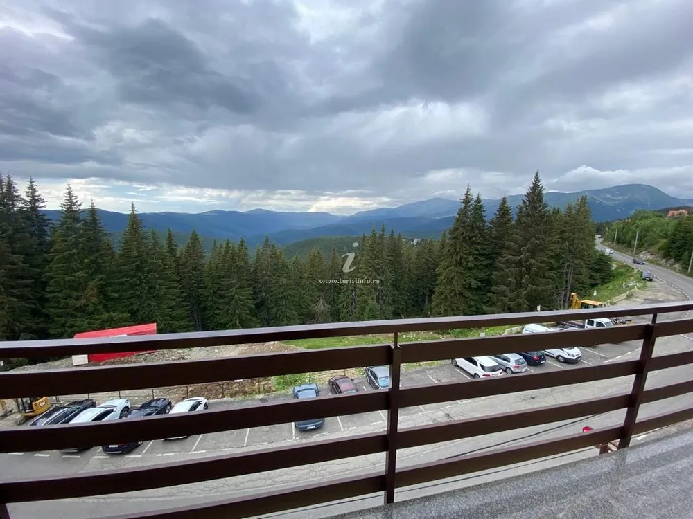 Vedere de pe balcon spre brazi și munți