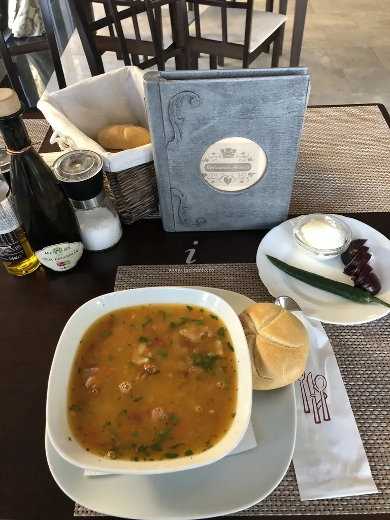 Ciorbă servită cu pâine