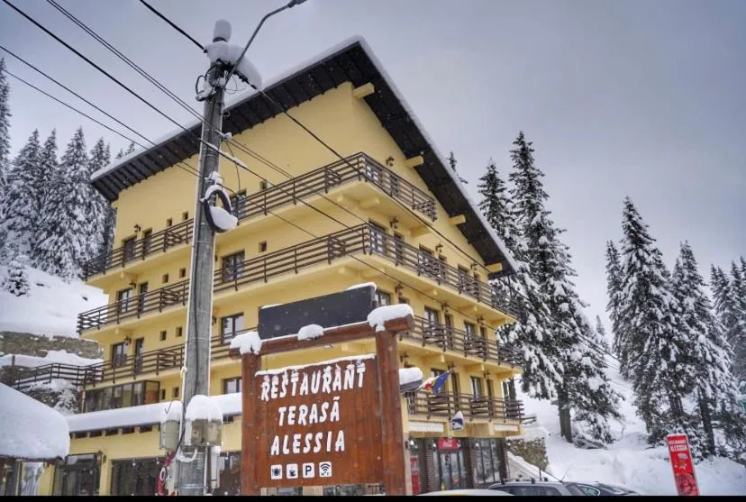 Clădirea Alessia iarna, cu firma Restaurant Terasă Alessia