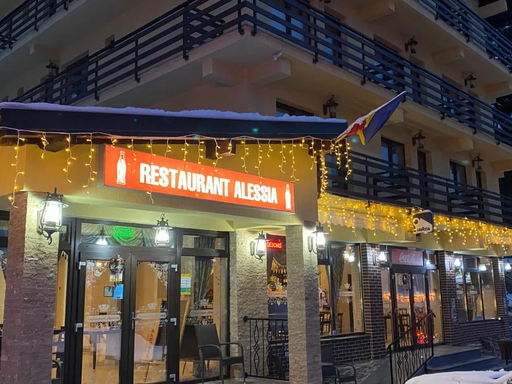 Intrarea în Restaurant Alessia, seara