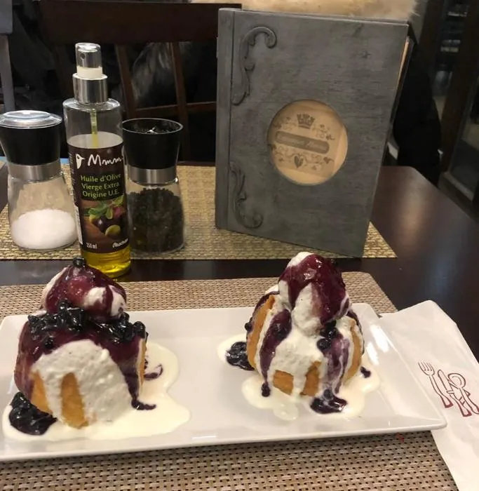 Papanași cu smântână și dulceață de afine
